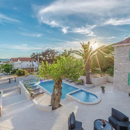 In With Sauna And Pool Вилла Сукошан