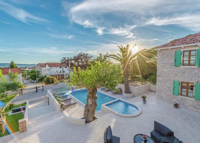 In With Sauna And Pool Вилла Сукошан