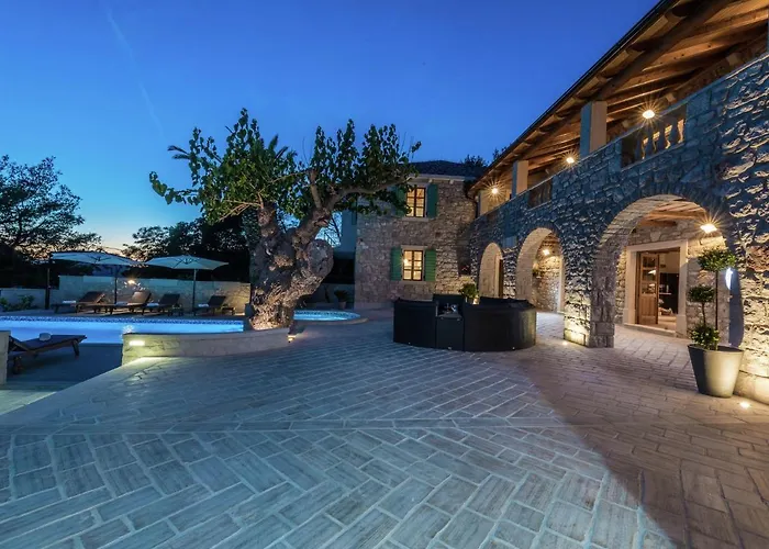 In With Sauna And Pool Villa Sukošan